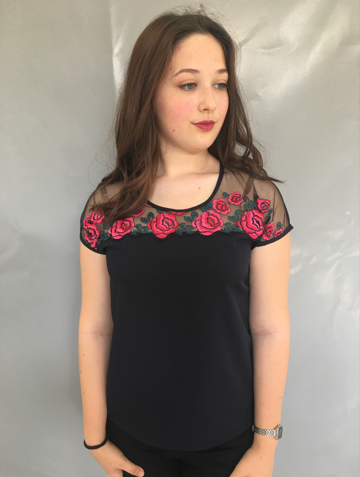 DÜŞÜK KOLLU DANTEL DETAYLI BLUZ